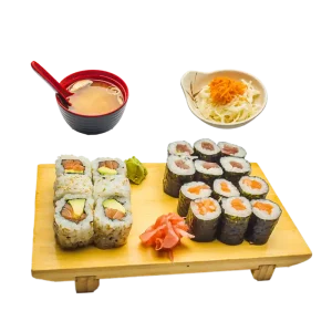 M19 - Soupe miso, salade, 6 california rolls saumon avocat et 12 makis : 6 saumon 6 thon