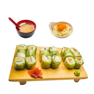 M23 - Soupe miso, salade et 18 spring rolls : 6 saumon 6 thon cuit 6 surimi