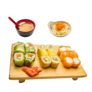 M24 - Soupe miso, salade, et 18 rolls : 6 egg rolls 6 spring rolls saumon 6 salmon rolls