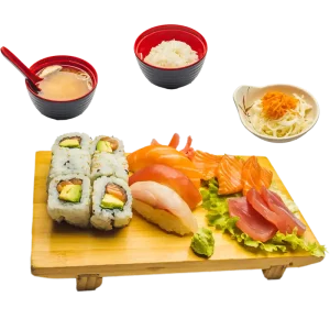 M33 - Soupe miso, salade, 3 sushis assortis, 6 sashimis assortis et 6 california rolls