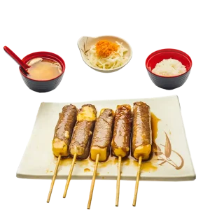M6 - Soupe miso, salade, riz et 5 brochettes de bœuf au fromage