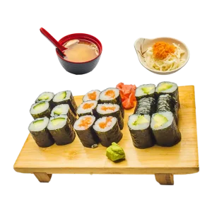 MD3 - Soupe miso, salade et 18 maki : 6 saumon, 6 avocat, 6 concombre